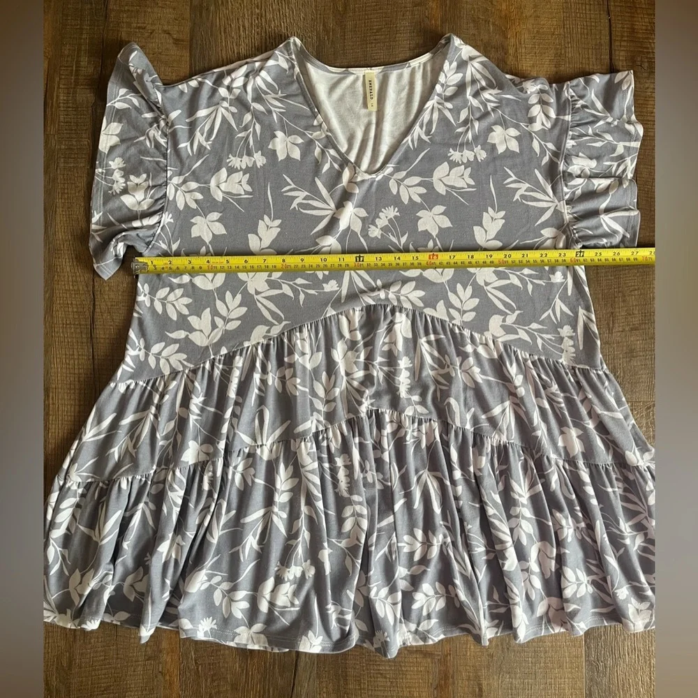 Emerald Floral Ruffle Sleeve Blouse - Gray & White. Relaxed. Women’s size 1X